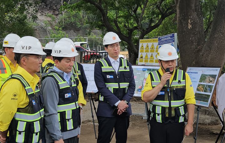 [서울=뉴시스] 나이브 부켈레 대통령 취임식 참석차 우리나라 대통령 특사 자격으로 엘살바도르를 방문한 원희룡 전 국토교통부 장관과 강민국 국민의힘 의원이 엘살바도르 최대 인프라 사업인 로스초로스 프로젝트 현장을 시찰하고 있다. 2024.06.02. (사진=동부건설 제공) photo@newsis.com *재판매 및 DB 금지