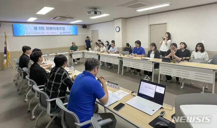 [서울=뉴시스]SK텔레콤은 통계청, 창원시와 함께 어르신 세대의 정보불균형 및 고립 현상을 데이터로 분석해 지난 30일 창원미래포럼에서 공개했다고 2일 밝혔다. (사진=SK텔레콤 제공)