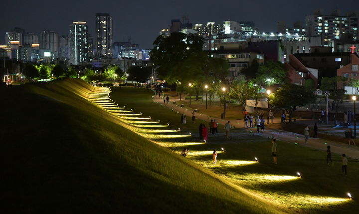 [서울=뉴시스]풍납동 토성 야간경관. 2024.06.02. (사진=송파구 제공) *재판매 및 DB 금지