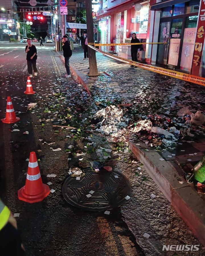 [인천=뉴시스] 이루비 기자 = 지난 1일 오후 인천 계양구 계산동 한 음식점 앞 도로에서 발견된 오물풍선 잔해. (사진=인천소방본부 제공) 2024.06.02. photo@newsis.com