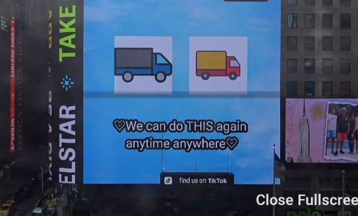 [서울=뉴시스] 지난달 31일 푸바오 온라인 커뮤니티 '푸바오 갤러리'에 따르면 지난달 31일(현지시각) 오전 10시께 미국 뉴욕 타임스퀘어 전광판을 통해 약 30초가량의 광고 영상이 나왔다. 영상에는 트럭 3대 그림과 '우리는 언제 어디서든 이것(트럭 시위)를 다시 할 수 있다'는 문구가 함께 등장했다. (사진=푸바오 갤러리) *재판매 및 DB 금지