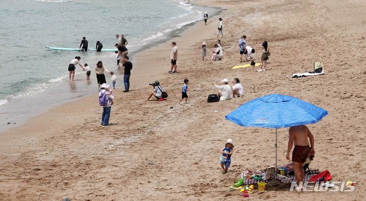 [제주=뉴시스] 오영재 기자 = 26도 안팎의 초여름 날씨를 보인 2일 오전 제주 서귀포시 중문색달해수욕장에 피서객들에 발길이 이어지고 있다. 2024.06.02. oyj4343@newsis.com 