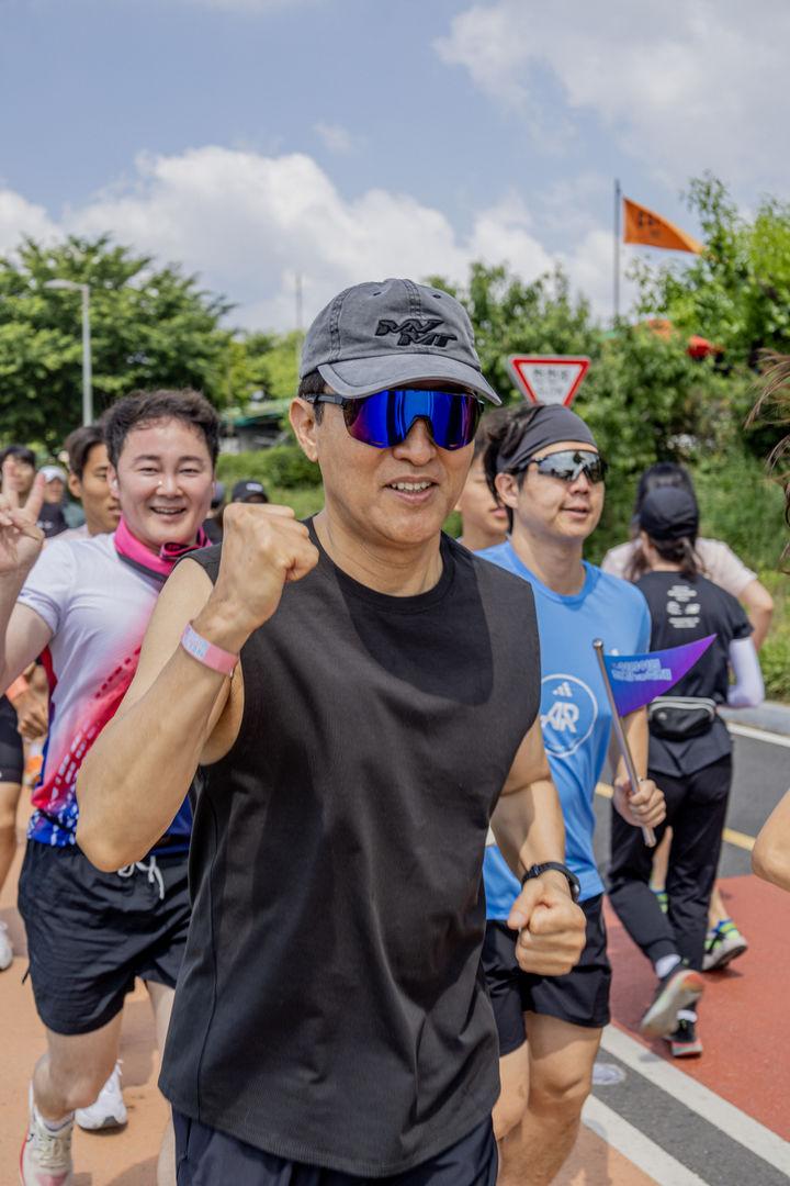 [서울=뉴시스] ‘제1회 쉬엄쉬엄 한강 3종 축제’가 열리는 첫날, 6월 1일(토) 뚝섬한강공원을 찾은 오세훈 서울시장이 마지막 종목인 달리기 10km에서 시민들과 함께 달리며 파이팅하고 있다.. 2024.06.01. (사진=서울시 제공)  *재판매 및 DB 금지