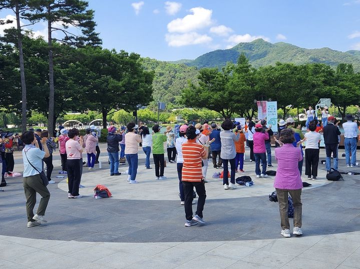 [대구=뉴시스] 대구시 수성구보건소 치매안심센터는 '2024년 한마음 치매극복 걷기' 행사를 개최했다. (사진 = 대구시 수성구 제공) 2024.06.02. photo@newsis.com *재판매 및 DB 금지