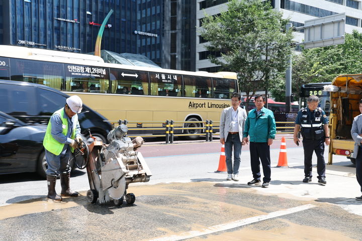 [서울=뉴시스]박강수 마포구청장이 공덕동오거리 상수도관 파열로 추정되는 사고 현장을 살펴보고 있다. 2024.06.02. (사진=마포구 제공) *재판매 및 DB 금지