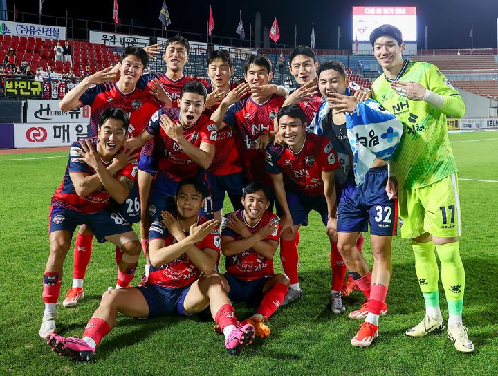 포항전 승리 후 기념사진 찍는 김천상무 7기 선수들 (사진=김천상무 제공) *재판매 및 DB 금지