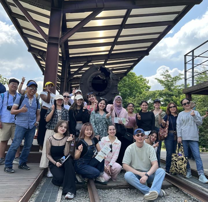 [수원=뉴시스] 외국인 인플루언서들이 DMZ 이색 투어 프로그램에 참여하고 있다. (사진=경기관광공사 제공) 2024.06.02. photo@newsis.com *재판매 및 DB 금지