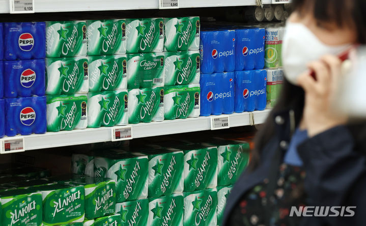 [서울=뉴시스] 김명년 기자 = 서울시내 한 대형마트에 음료가 진열돼 있다. 2024.06.02. kmn@newsis.com