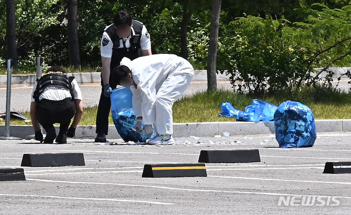 [시흥=뉴시스] 김종택 기자 = 지난 2일 경기도 시흥시 한 쇼핑몰 주차장에서 북한이 보낸 것으로 추정되는 대남 오물 풍선 잔해물을 관계자들이 수거하고 있는 모습. 2024.06.02. jtk@newsis.com