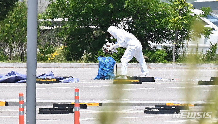 [시흥=뉴시스] 김종택 기자 = 2일 경기도 시흥시 한 쇼핑몰 주차장에서 북한이 보낸 것으로 추정되는 대남 오물 풍선 잔해물을 관계자가 수거하고 있다.   앞서 북한은 지난달 28일 밤부터 29일 새벽에도 풍선에 오물 등을 담아 남쪽으로 보냈다. 2024.06.02. jtk@newsis.com