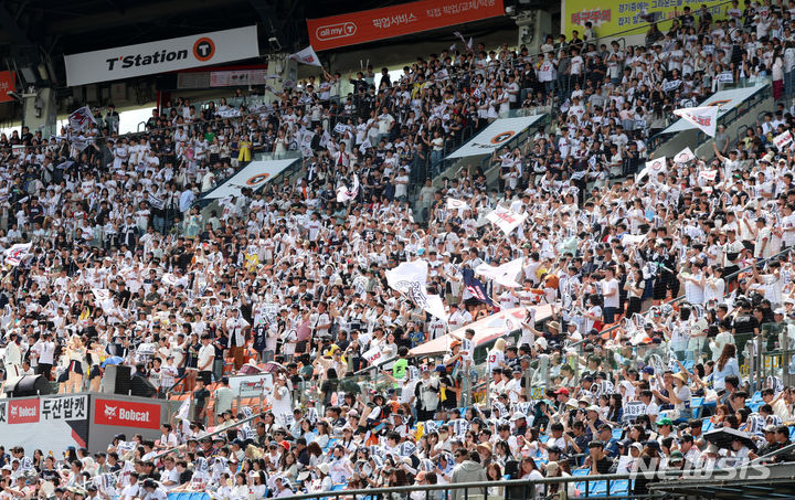 [서울=뉴시스] 이영환 기자 = 프로야구가 500만 관중 돌파와 매진 100경기 달성을 눈앞에 두고 있다. 사진은 지난 2일 오후 서울 송파구 잠실야구장에서 열린 2024 프로야구 LG 트윈스와 두산 베어스의 경기에서 응원하고 있는 관중들. 2024.06.02. 20hwan@newsis.com