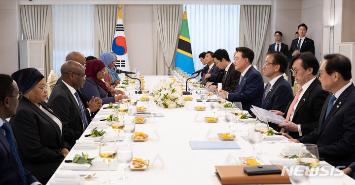 [서울=뉴시스] 윤석열 대통령이 2일 서울 용산 대통령실 청사에서 사미아 술루후 하산 탄자니아 대통령과 오찬 회담을 하고 있다. (사진=대통령실 제공) 2024.06.02. photo@newsis.com