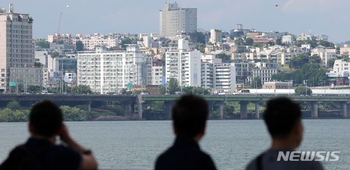 [서울=뉴시스] 추상철 기자 = 2일 오후 서울 서초구 잠수교에서 서울 시내 아파트가 보이고 있다. 정부가 종합부동산세 폐지 등에 대한 검토를 하고 있는 것으로 알려졌다. 2024.06.02. scchoo@newsis.com