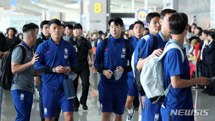 [인천공항=뉴시스] 김선웅 기자 = 2026 북중미 월드컵 아시아지역 2차 예선 싱가포르전에 나서는 손흥민, 황희찬 등 대한민국 축구 국가대표팀이 2일 인천국제공항을 통해 싱가포르로 출국하고 있다. 2024.06.02. mangusta@newsis.com