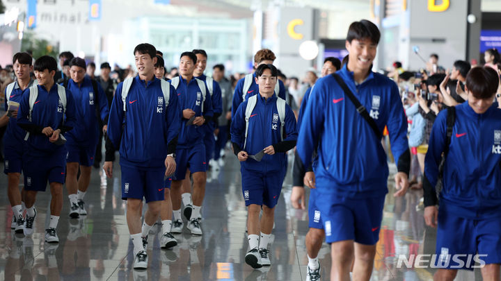 [인천공항=뉴시스] 김선웅 기자 = 2026 북중미 월드컵 아시아지역 2차 예선 싱가포르전에 나서는 대한민국 축구 국가대표팀이 2일 인천국제공항을 통해 싱가포르로 출국하고 있다. 2024.06.02. mangusta@newsis.com