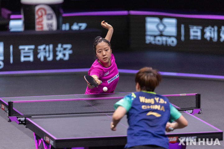 [충칭=신화/뉴시스] 한국 여자 탁구 국가대표 신유빈(대한항공)이 지난 2일(한국시각) 중국 충칭의 화시 국제 스포츠 문화 센터에서 열린 세계랭킹 4위 왕이디(중국)와의 '월드테이블테니스(WTT) 챔피언스 충칭 2024' 8강에서 1-3(14-12 6-11 7-11 3-11)으로 패배했다.