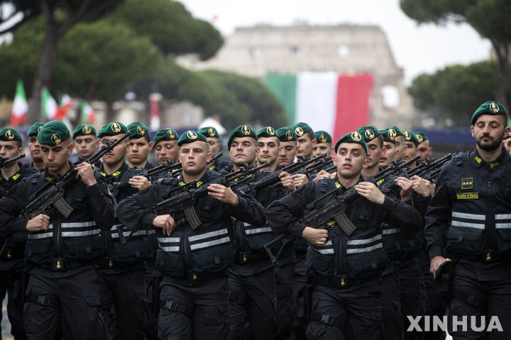 [로마=신화/뉴시스] 이탈리아 군대가 2일 로마에서 건국기념일인 "공화국의 날"을 축하하는 사열식을 거행하고 있다. 2024. 06.03. 