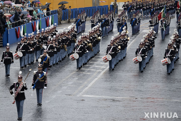 [로마=신화 /뉴시스] 이탈리아 군대가 2일 로마에서 건국기념일인 "공화국의 날"을 축하하는 사열식을 거행하고 있다. 2024. 06.03. 