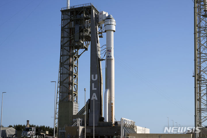 [케이프커내버럴=AP/뉴시스] 보잉의 유인 우주선 스타라이너가 지난 3일(현지시각) 미국 플로리다주 케이프커내버럴 우주기지에서 아틀라스 V 로켓에 실려 대기 중인 모습. 2024.06.06.