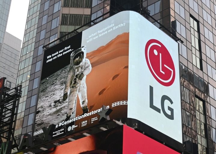 [서울=뉴시스][사진 설명]&nbsp; LG전자가 'LG 희망스크린' 활동의 일환으로, 미국 뉴욕 타임스스퀘어와 영국 런던 피카딜리광장 전광판에서 유엔환경계획(UNEP)이 제작한 '세계 환경의 날' 캠페인 영상을 상영한다. 사진은 미국 뉴욕 타임스스퀘어 전광판에서 영상을 상영 중인 모습. (사진=LG전자 제공) photo@newsis.com *재판매 및 DB 금지