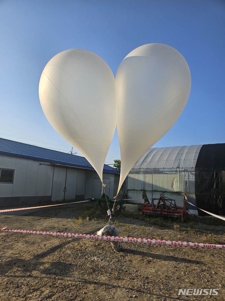 [서울=뉴시스] 5월29일 오전 경기 파주시의 한 농막에 북한에서 살포한 대남 오물풍선이 발견됐다. (사진=독자 제공) 2024.05.29 photo@newsis.com *재판매 및 DB 금지