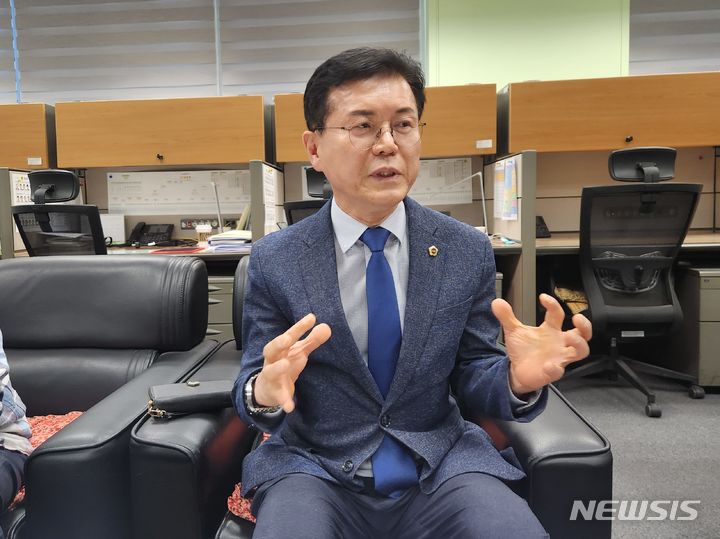 [전주=뉴시스] 더불어민주당 소속 박 의원(장수)은 3일 도의회 기자실을 찾아 “실질적인 전북특별자치도 출범의 시기에 도의장에 나서게 돼 막중한 책임감을 느낀다”라며 “제3금융중심지, 새만금국제공항, 대도시광역교통망법 제정, 공공의대 설립 등 전북의 주요 현안 해결을 위해 전북자치도와 중앙정치권과의 소통과 협력을 위해 일할 준비가 됐다”고 출마의 변을 밝혔다. *재판매 및 DB 금지