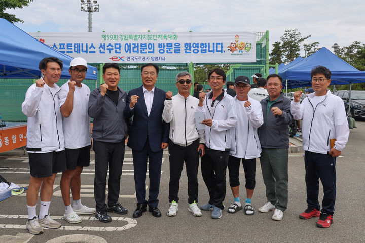 김진하 양양군수가 지난달 31일부터 4일까지 열리는 제59회 강원도민체육대회에 참가한 양양군 선수단과 자원봉사자들을 찾아 격려와 응원의 메세지를 전달했다. 양양군 제공 *재판매 및 DB 금지