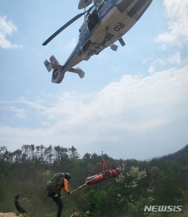 [영덕=뉴시스] 헬기로 구호자를 이송하는 장면이다. 뉴시스DB. 기사 본문과 직접적인 연관성은 없다. 2024.08.03. photo@newsis.com