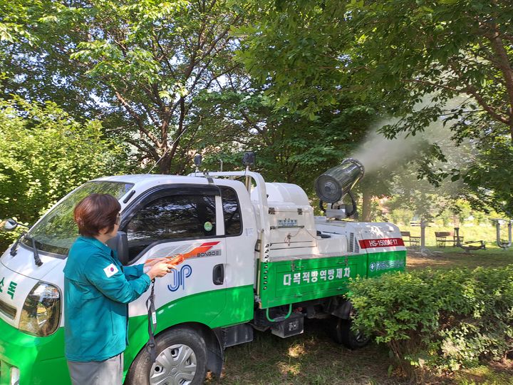 [증평=뉴시스] 보건소가 해충 서식지에서 차량 방역을 하는 모습. 기사 본문 내용과는 관계 없음. (사진=뉴시스DB) 2024.06.03. photo.newsis.com&nbsp;&nbsp; *재판매 및 DB 금지