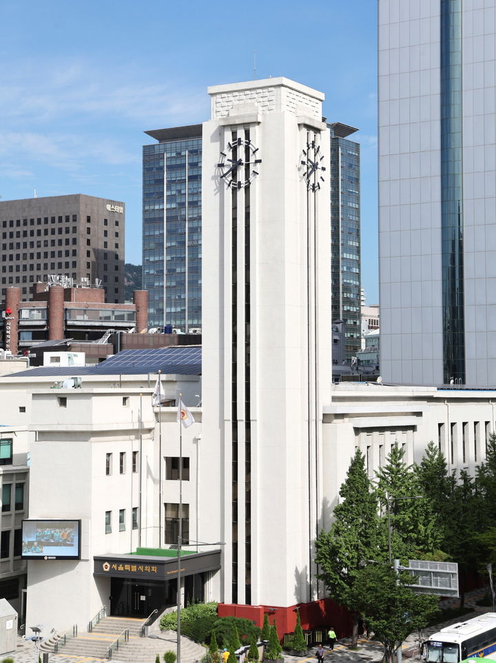 18만㎞ 넘긴 서울시의회 의장車, 멈추고 연기 나고…결국 교체