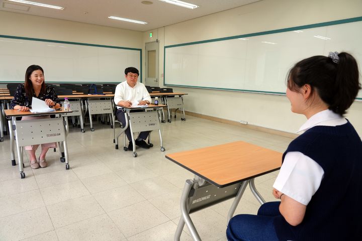 [서울=뉴시스] 지난 1일 성신여대 운정그린캠퍼스에서 열린 '2025학년도 학생 모의면접'에서 참여 학생이 입학사정관들과 모의면접을 보고 있다. (사진=성신여대 제공) *재판매 및 DB 금지