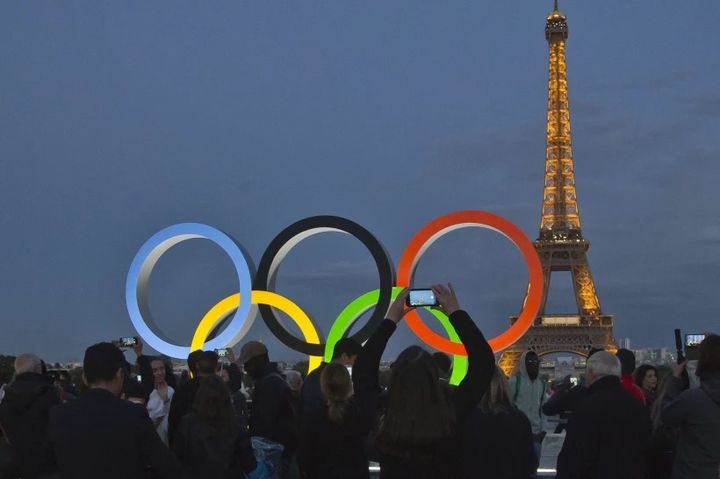 [파리=AP/뉴시스]국제올림픽위원회(IOC)가 러시아와 벨라루스 선수를 중립국 지위로 2024 파리 올림픽에 참가하도록 초청했다. 사진은 2017년 9월14일(현지시각) .프랑스 수도 파리 안 에펠탑이 보이는 트로카데로 광장에 오륜기가 설치된 모습. 2024.06.28. *재판매 및 DB 금지
