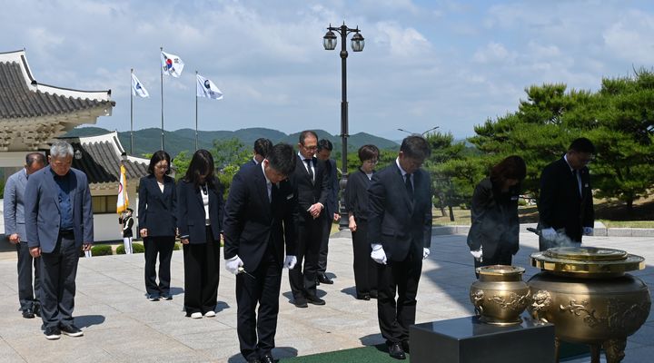 [대구=뉴시스] 대구경북지방병무청은 3일 호국보훈의 달을 맞아 국립영천호국원을 찾아 참배했다. (사진=대구경북지방병무청 제공) 2024.06.03. photo@newsis.com *재판매 및 DB 금지