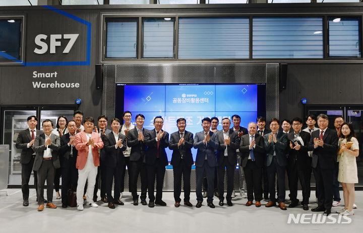 [창원=뉴시스]3일 오후 국립창원대학교 대학본부 2층 인송홀에서 열린 '국립창원대학교 오토폼 글로컬 산업기술거점센터 개소식'에 참석한 박민원 총장, 오토폼 스위스 본사 올리비에 레퇴르트르(Olivier Leteurtre) CEO, 오토폼엔지니어링 코리아 조영빈 대표이사, 이찬호 본부장 등이 기념촬영하고 있다.(사진=국립창원대 제공) 2024.06.03. photo@newsis.com