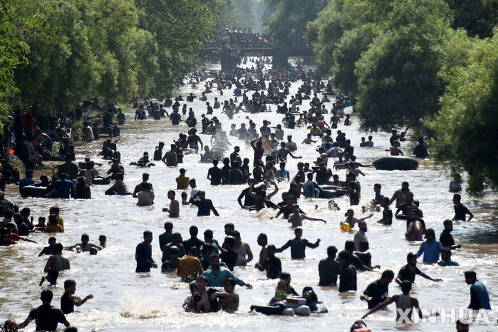 [라호르=신화/뉴시스] 2일(현지시각) 파키스탄 라호르의 한 운하에서 사람들이 물놀이를 하며 무더위를 식히고 있다. 최근 폭염으로 인도에서 45명이 숨진 가운데 이웃 나라 파키스탄에도 불볕더위가 이어지고 있다. 2024.06.03.