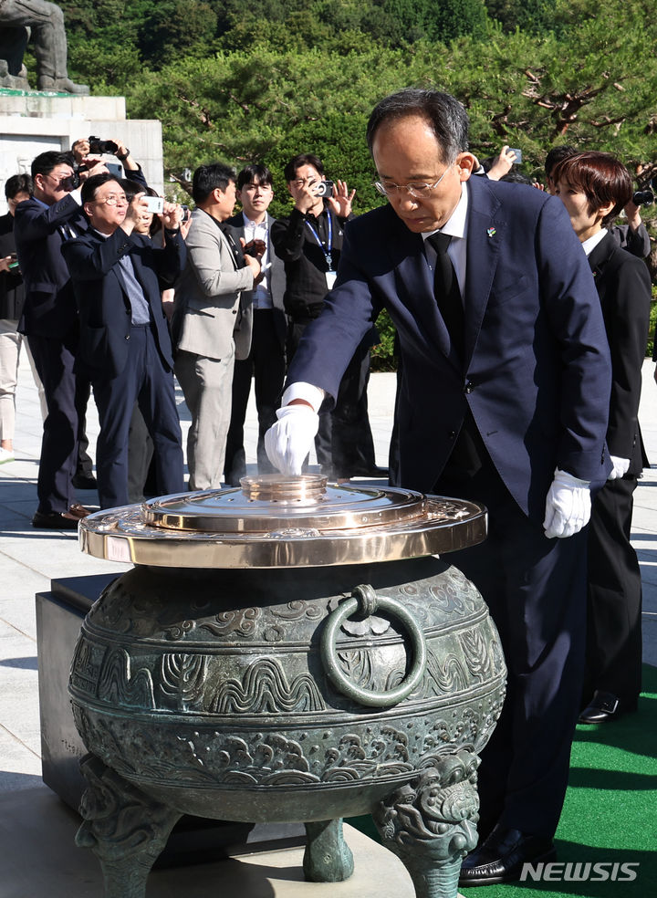 [서울=뉴시스] 김금보 기자 = 추경호 국민의힘 원내대표를 비롯한 의원들이 3일 오전 서울 동작구 국립서울현충원에서 현충탑 참배를 하고 있다. 2024.06.03. kgb@newsis.com