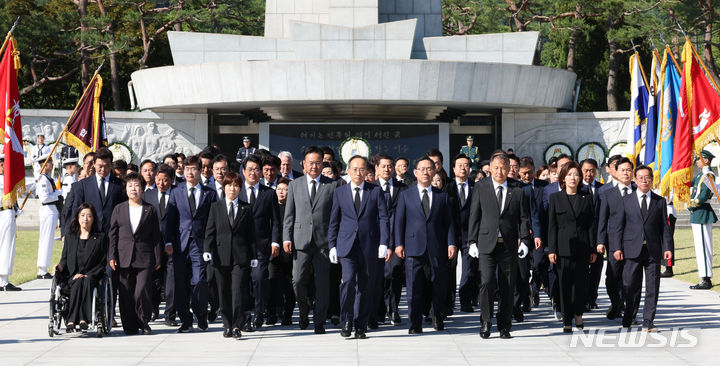 [서울=뉴시스] 김금보 기자 = 추경호 국민의힘 원내대표를 비롯한 의원들이 3일 오전 서울 동작구 국립서울현충원에서 현충탑 참배를 마치고 이동하고 있다. 2024.06.03. kgb@newsis.com