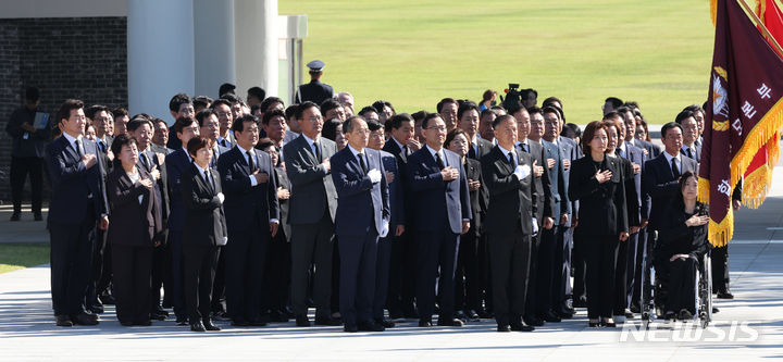 [서울=뉴시스] 김금보 기자 = 추경호 국민의힘 원내대표를 비롯한 의원들이 3일 오전 서울 동작구 국립서울현충원에서 현충탑 참배를 하기 전에 국민의례를 하고 있다. 2024.06.03. kgb@newsis.com