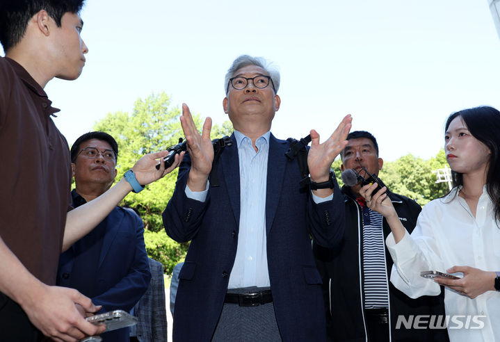 [서울=뉴시스] 홍효식 기자 = '돈봉투 의혹'을 받고 있는 송영길 소나무당 대표가 3일 서울 서초구 서울중앙지방법원에서 열리는 1심 속행 공판에 출석하며 취재진 질문에 답하고 있다. 2024.06.03. yesphoto@newsis.com