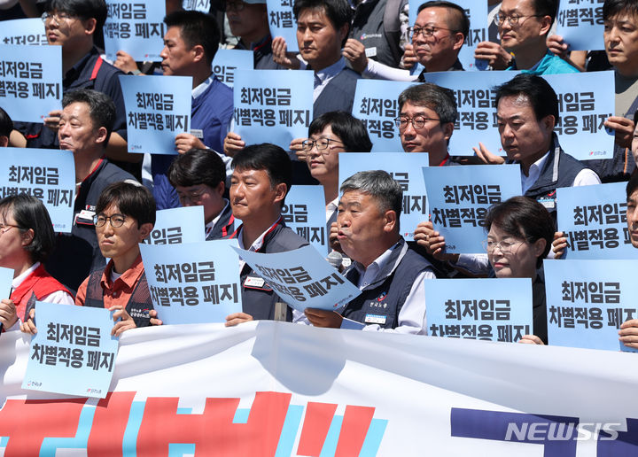 [서울=뉴시스] 고승민 기자 = 김동명 한국노총 위원장이 지난달 3일 서울 여의도 국회 앞 계단에서 열린 최저임금 차별금지법 국회 선포 기자회견에서 발언하고 있다. 2024.06.03. kkssmm99@newsis.com