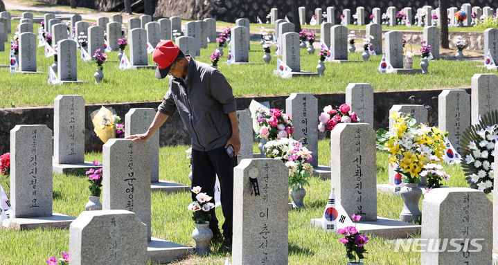 [서울=뉴시스] 김금보 기자 = 호국보훈의 달을 맞은 3일 오전 서울 동작구 국립서울현충원을 찾은 어르신이 묘역을 참배하고 있다. 2024.06.03. kgb@newsis.com