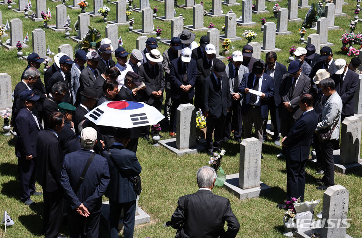 [서울=뉴시스] 김금보 기자 = 호국보훈의 달을 맞은 3일 오전 서울 동작구 국립서울현충원에서 참배객들이 묘역을 참배하고 있다. 2024.06.03. kgb@newsis.com