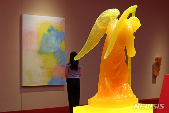 [서울=뉴시스] 박진희 기자 = 서울시립미술관(SeMA)은 3일 서울 노원구 북서울미술관에서 조각가 신미경의 개인전 '투명하고 향기 나는 천사의 날개 빛깔처럼' 기자간담회를 갖고 비누를 조각의 재료로 사용하여 독자적인 작품세계를 선보인 작가의 주요 작품을 선보이고 있다. 2024.06.03. pak7130@newsis.com