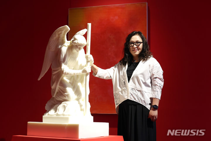 [서울=뉴시스] 박진희 기자 = 신미경 조각가가 3일 서울 노원구 서울시립 북서울미술관에서 개인전 '투명하고 향기 나는 천사의 날개 빛깔처럼' 기자간담회를 갖고 비누를 조각의 재료로 사용하여 독자적인 작품세계를 선보인 작가의 주요 작품을 선보이고 있다. 2024.06.03. pak7130@newsis.com