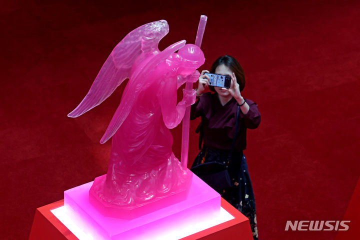 [서울=뉴시스] 박진희 기자 = 서울시립미술관(SeMA)은 3일 서울 노원구 북서울미술관에서 조각가 신미경의 개인전 '투명하고 향기 나는 천사의 날개 빛깔처럼' 기자간담회를 갖고 비누를 조각의 재료로 사용하여 독자적인 작품세계를 선보인 작가의 주요 작품을 선보이고 있다. 2024.06.03. pak7130@newsis.com