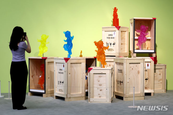 [서울=뉴시스] 박진희 기자 = 서울시립미술관(SeMA)은 3일 서울 노원구 북서울미술관에서 조각가 신미경의 개인전 '투명하고 향기 나는 천사의 날개 빛깔처럼' 기자간담회를 갖고 비누를 조각의 재료로 사용하여 독자적인 작품세계를 선보인 작가의 주요 작품을 선보이고 있다. 2024.06.03. pak7130@newsis.com