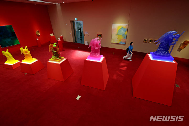 [서울=뉴시스] 박진희 기자 = 서울시립미술관(SeMA)은 3일 서울 노원구 북서울미술관에서 조각가 신미경의 개인전 '투명하고 향기 나는 천사의 날개 빛깔처럼' 기자간담회를 갖고 비누를 조각의 재료로 사용하여 독자적인 작품세계를 선보인 작가의 주요 작품을 선보이고 있다. 2024.06.03. pak7130@newsis.com