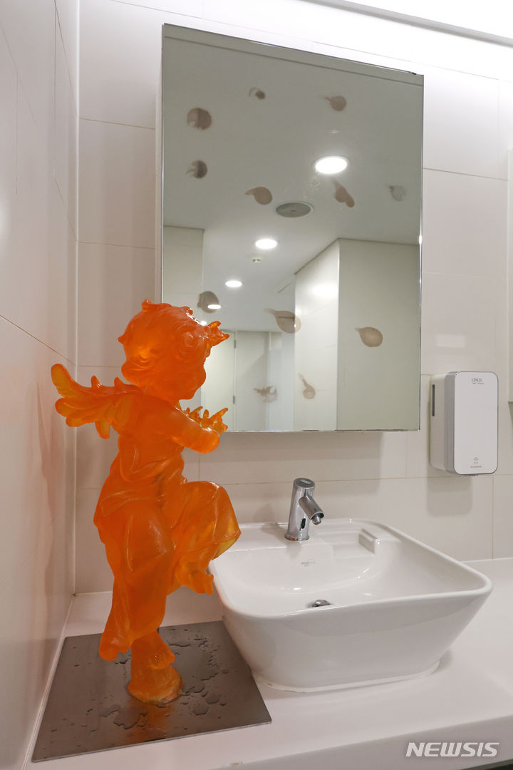 [서울=뉴시스] 박진희 기자 = 화장실에 설치된 조각가 신미경 비누 작품. 사용할 수 있다. 2024.06.03. pak7130@newsis.com