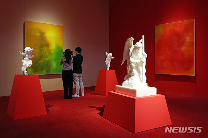 [서울=뉴시스] 박진희 기자 = 서울시립미술관(SeMA)은 3일 서울 노원구 북서울미술관에서 조각가 신미경의 개인전 '투명하고 향기 나는 천사의 날개 빛깔처럼' 전시 전경. 2024.06.03. pak7130@newsis.com