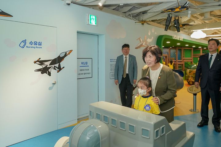 [서울=뉴시스] 강정애 국가보훈부 장관이 3일 서울 용산 어린이정원에서 열린 보보의 집 개관행사에 참석해 보보의 집 전시관을 둘러보고 있다. 보보의 집은 나라사랑큰나무를 모티브로 제작한 보훈캐릭터 '보보'를 활용해 어린이 눈높이에 맞는 놀이와 보훈을 결합한 나라사랑 체험 공간이다. (사진=국가보훈부 제공) 2024.06.03. photo@newsis.com *재판매 및 DB 금지